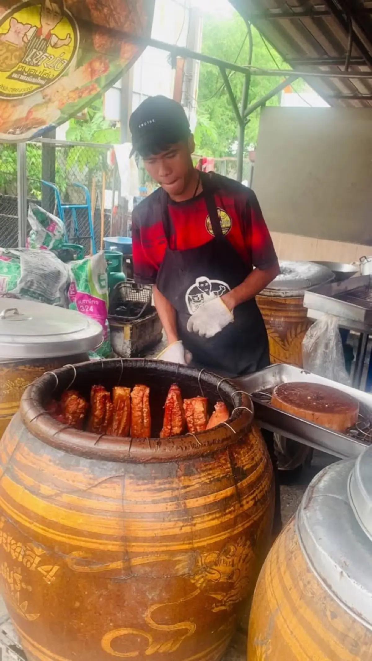 【ネンムーオップオーン】カリッカリの壺焼き豚｜チェンマイのローカルBBQ