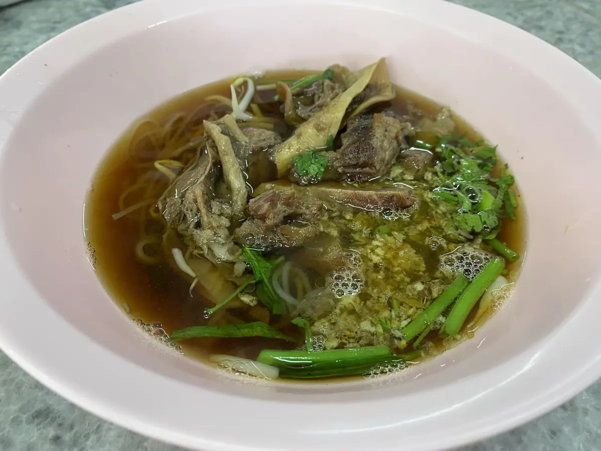 【Nongnueng Pohchana】胡椒が効いたスパイシー牛肉麺｜チェンマイの老舗麺屋