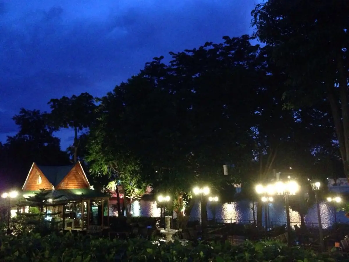 【サームセーン ウィラ】ピン川沿いの大人のリバーサイドレストラン｜冷凍ビールで乾杯
