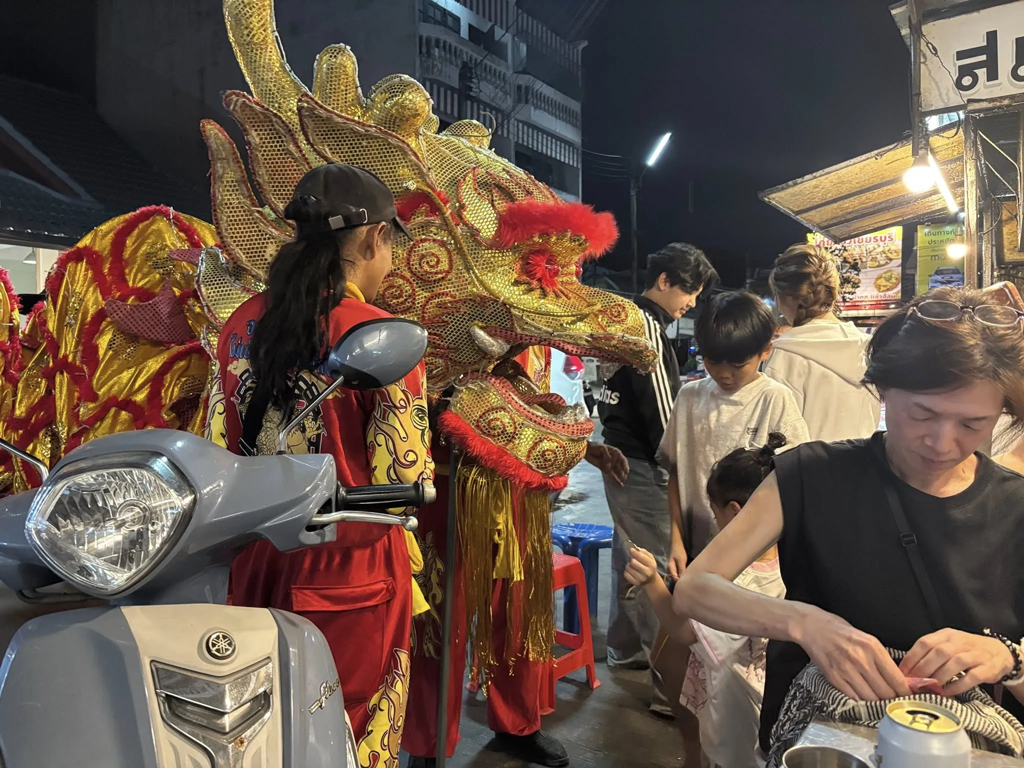龍舞が屋台街を練り歩く