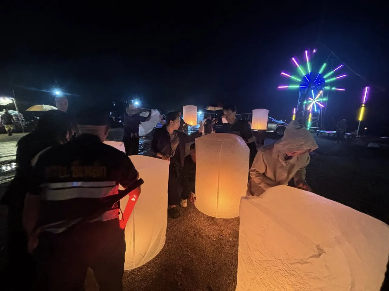 夜空に浮かぶコムローイ
